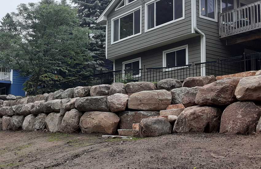 Boulder wall with drainage system