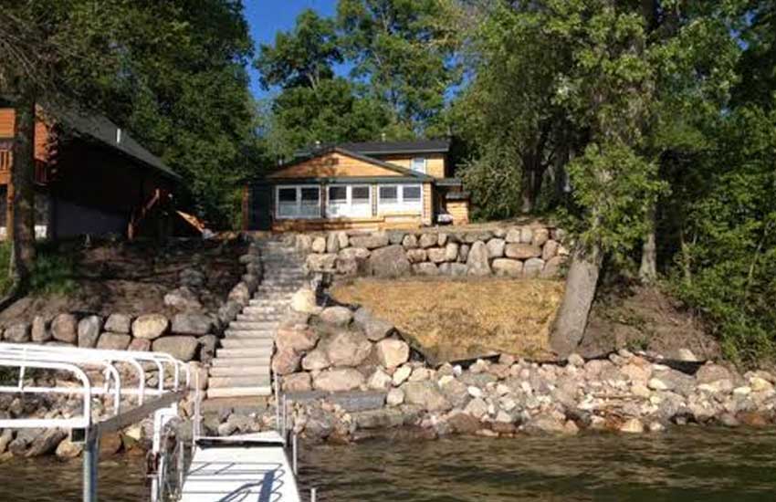 Natural boulder wall construction