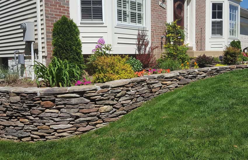 Natural fieldstone wall construction