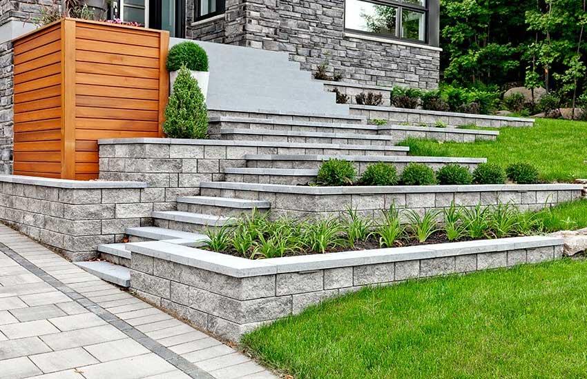 Concrete retaining wall with steps