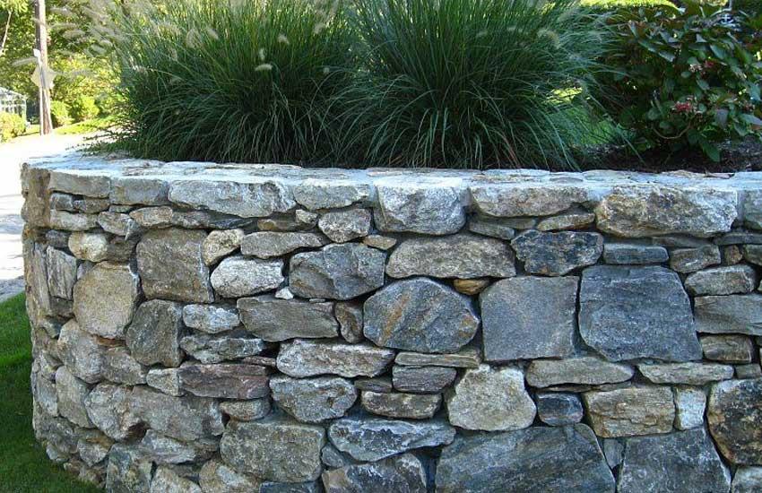 Fieldstone wall with natural finish