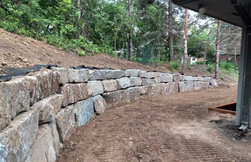 Granite wall with capstone finish